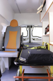 Интерьер машины скорой помощи